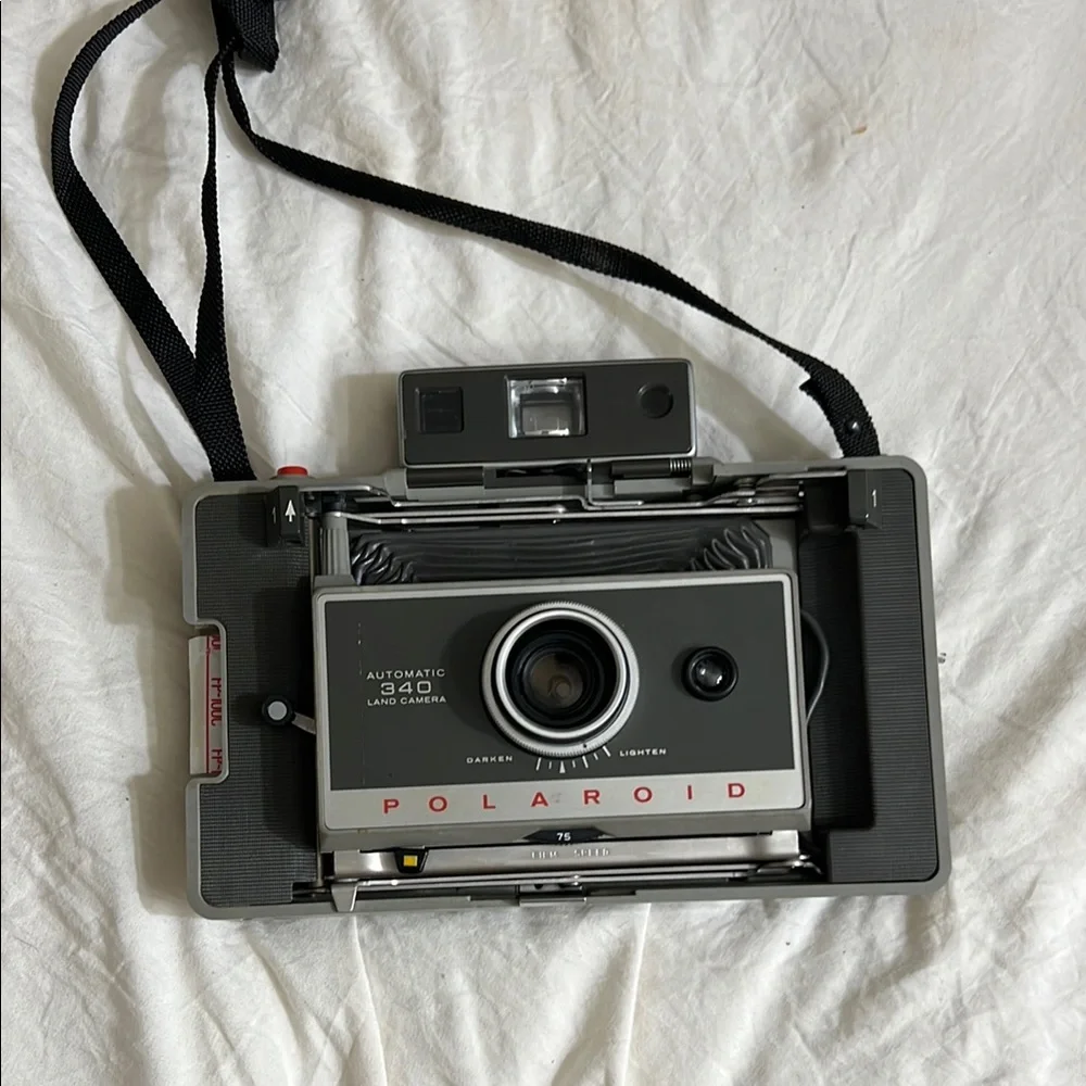 Polaroid Automatic 340 Land Camera - Black and Silver - Picture 2 of 7